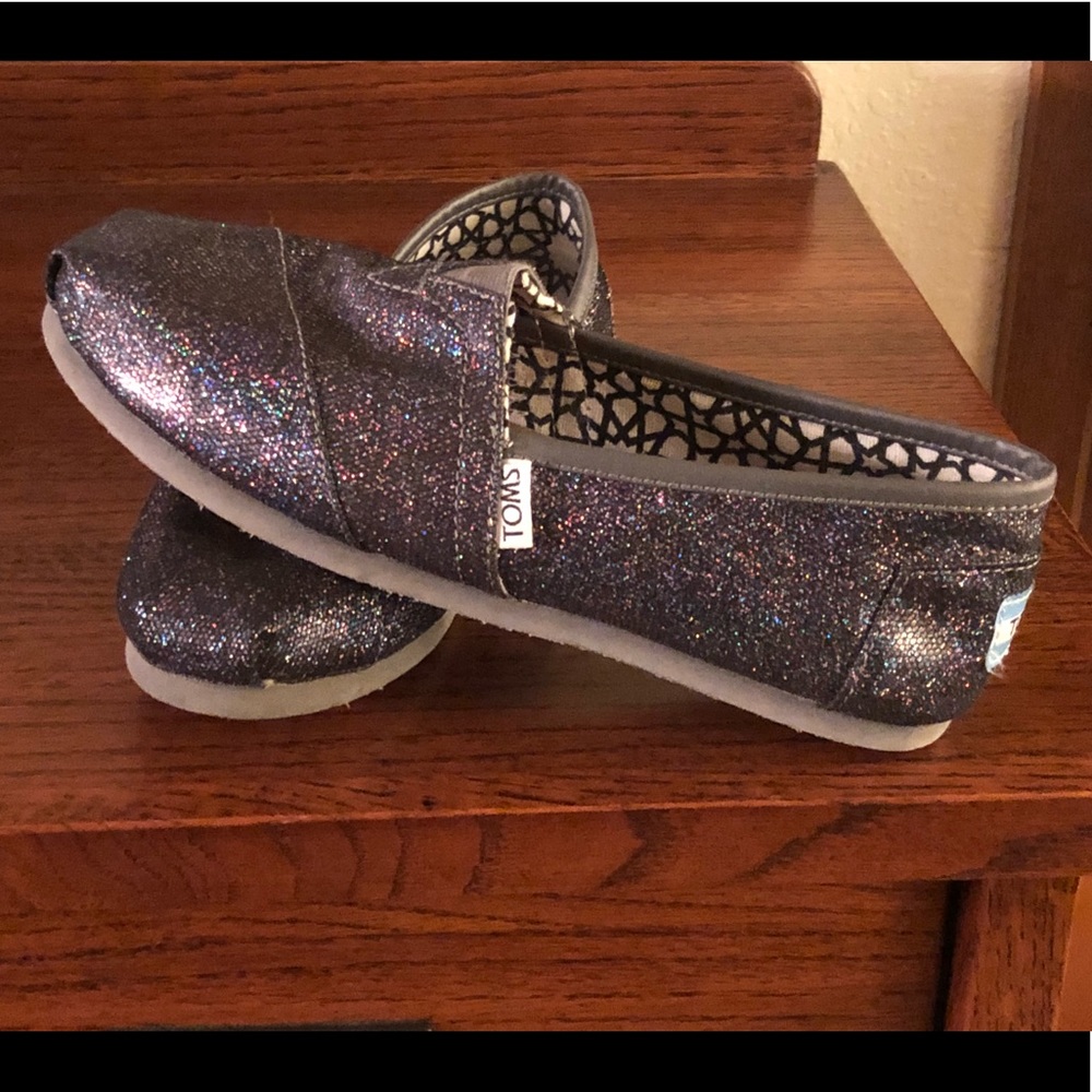 TOMS Dark gray-black vase and multi color glitter!